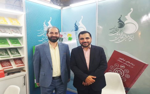 بازدید وزیر ارتباطات و فناوری اطلاعات از غرفه انتشارات بنیاد ملی بازیهای رایانهای در نمایشگاه کتاب