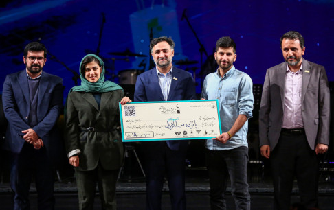 اهدای جوایز رویداد سرمایهگذاری در اختتامیه نهمین جشنواره بازیهای رایانهای فجر