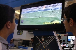 غرفه دانشگاه مازندران کنسول بازی‌های رایانه‌ای را برای کاربران ارایه می‌کند