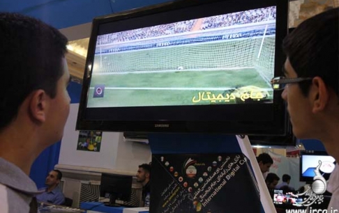 غرفه دانشگاه مازندران کنسول بازیهای رایانهای را برای کاربران ارایه میکند