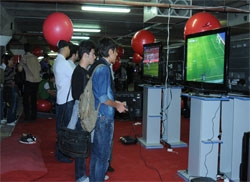 استقبال خانواده ها از بخش های مختلف نمایشگاه بازی‌های رایانه‌ای تهران